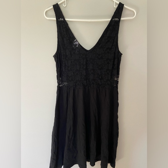 Black dress with lace detailing - Picture 2 of 2